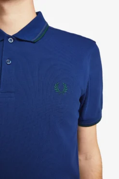 Fred Perry Polo Medieval Blue / Midnight Blue / Ivy 8 Fred Perry Polo Medieval Blue / Midnight Blue / Ivy -Halloween Cosplay M3600 J34 5